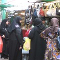 阿拉伯女人在中國城購物