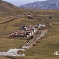 日月山屬於祁連山脈，海拔在3500米，是古代從內地赴西藏必經的大道咽喉，唐朝文成公主進藏和親在此棄轎換馬而聞名。 
