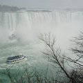 Niagara Falls是世界七大奇景之一。Niagara River被Goat Island(山羊島)隔開，一邊是美國的American Falls(美國瀑布)，和右邊的Bridal Veil Falls(新娘面紗瀑布)，一邊是加拿大的Canadian Falls(加拿大瀑布)，因形狀半圓形又稱Horseshoe Falls(馬蹄瀑布)。　