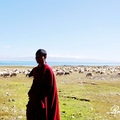 這位僧侶，聲稱自己是牛羊的主人，要拍攝必須付他人民幣才行。
