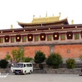藏語稱為「旃康」，是護法神殿的意思。鎏金的銅瓦，在陰天依然耀眼，殿內供奉著五勇猛明王(身王、語王、意王、智慧王、功德王)的護法神像。