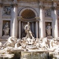 羅馬是噴泉之都。許願泉位於波里大會宮殿Palazzo Poli的正前方, 1762年由沙爾維設計建造, 是巴洛克藝術的傑作。
傳說一定要扔硬幣往後拋擲過肩，這樣就可以再來羅馬。
許願池邊有家冰淇淋店，據說是奧黛莉賀本在羅馬假期電影中買冰淇淋的同一家店。