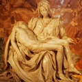 梵諦岡的聖彼得大教堂內處處是華麗的裝飾與藝術的珍寶，其中最著名的作品為聖母哀悼基督雕像又稱聖殤像（米開朗基羅唯一簽名的作品）。
