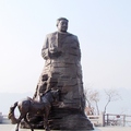 位於天子山的賀龍公園是1986年為紀念賀龍元帥誕辰90週年而興建的，融合自然及人文景觀，建有近百年來設計及鑄造最大的一尊賀龍銅像。

2006/12