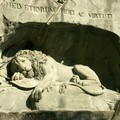 「垂死之獅」石雕像Lion Monument，描述一隻箭插在雄獅背上，面露痛苦神情，前爪按瑞士國徽盾牌和長矛，是紀念1792年法國大革命時英勇保衛法王路易十六而殉職的瑞士傭兵，上頭用拉丁文寫著「向瑞士人的勇敢和忠貞致敬。

瑞士（Luzern）盧森
10/7/2005
