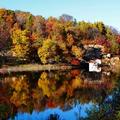 吉林松花湖　秋天五色斑斓，最妙的是湖岛秋色，火红的枫树、橘红的橡树、金黄的落叶松、米黄的白桦树，处处色彩斑斓
