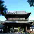 沿著花見小路通街道可以京都歷史古老風貌。這就是祗園最著名街道。特別是四條通南到建仁寺一帶古香古色、竹籬紅牆的茶屋、高級料理餐館比比皆是，店頭懸掛的標有“舞妓”的小紅燈籠。