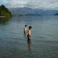 當地的兩位小孩跑到湖裡游泳 (Lake Wanaka)