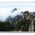 黃山位於安徽省，因峰岩青黑，遙望蒼黛而名。明朝徐霞客登臨黃山，讚歎說：「五嶽歸來不看山，黃山歸來不看岳」。並被世人譽為「天下第一奇山」。

