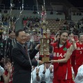 20110412-籃球協會代理事長丁守中頒發第6季WSBL總冠軍獎盃給國泰