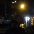 晚上十點半，天雨，微冷，瘦小的歐巴桑拉著一大車回收的東西在路上．