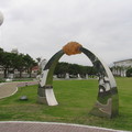 花蓮石雕公園位於花蓮市海濱路文化中心旁，放置歷年花蓮石雕藝術季之作品，屬於開放性展場。