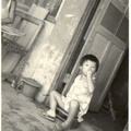 台灣老照片：我家門邊有馬桶，門內有甘蔗。(甘蔗是專門留給我吃的，馬桶是我專用的)。童年的家──請參考張瀛太文章〈女生上廁所〉。左邊那男孩是鄰居。