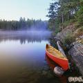 加拿大：松树湖上的独木舟