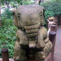 不拍大象拍雕像~~女兒應該是累了。