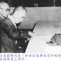 日本投降代表岡村寧次在投降書上用印