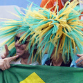 兩位頭戴蓬鬆彩色假髮的巴西球迷，11日為巴西網球隊加油。只是他們看得見球嗎？
特派記者侯永全／北京傳真