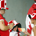 爸爸身披楓葉旗，媽媽和孩子頭戴楓葉帽，再加上楓葉貼紙，這個來自加拿大的一家四口11日已準備好為加拿大網球隊加油囉。  特派記者侯永全／北京傳真