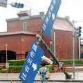 台北縣淡水捷運站前一座Ｔ型的道路指示牌，遭強風颳得傾斜，只靠著僅剩的兩根鉚釘撐著，橫在中正東路上，人來人往，相當危險。  記者李府翰／攝影