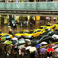 強颱薔蜜侵台，民眾再過一個颱風假，29日台北市信義商圈擠滿排隊看電影及逛街人潮，甚至出現塞車情形。                            記者屠惠剛／攝影