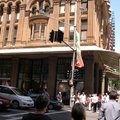 雪梨街頭的綠燈時間很短，但是變紅燈時，只要有行人在走，汽車總會耐心的等著