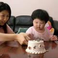 媽咪拉著我的小手手切蛋糕～