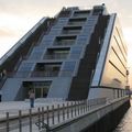這是一棟futuristic的建築，位於漢堡港內，很像科幻片的佈景。