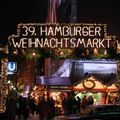 今年德國景氣復甦，買氣特強，耶誕月市集佳節氣氛濃厚。漢堡市中心從鵝市（Gaensemarkt）經過市政廳（Rathaus）到總火車站的耶誕市集（Weihnachtsmarkt）綿延數公里，等於四個公車站距離，真夠逛的。