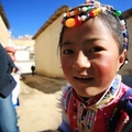 盛裝的藏族小女孩