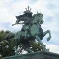 東京皇城前的前朝武士銅像
