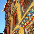 松贊林寺主寺的另一角, 鮮豔的顏色配上藍天