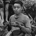 中國駐印軍年方14歲的炮兵，腰綁奪自日軍的戰旗神情愉快的用餐