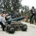 台灣記者在智利首都聖塔露西雅戰役紀念公園搞笑吸引智利青年(左二)加入