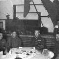 1946年國慶，孫立人和副軍長、參謀長等在長春勵志社會餐