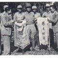 1945 0202緬甸僑領許太白等至八莫前線向新一軍獻錦旗致敬由孫立人軍長代表接受