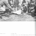 這張由美軍攝影師謝瑞爾（Shearer）拍攝的照片，註明左起陳鳴人上校、李鴻少將(被擋住)、索爾登總指揮、孫立人軍長、列維勒（Levelle）上校，在視察臘戍途中就地討論戰情，最右為唐守治少將。（19450308緬甸）