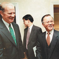 黃肇松（右）專訪布希家族老臣、前美國國務卿貝克（左）。
