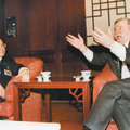 黃肇松專訪波蘭總統華勒沙（右）。