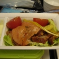 ANA的空姐親切  飛機餐充滿著日式風~涼麵 綠茶