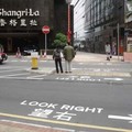 注意地上的標示---> LOOK RIGHT 望右---> 很特別吧!