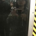 地鐵上對著鏡子自拍