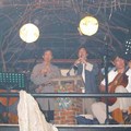廖錦棟、高燈立、買耀卿（左到右）等人，在桃園粗坑窯藝術空間演出「民謠組曲」。