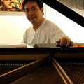 這是2010年06月19日為林耀堂老師於畫展中所演奏的鋼琴。柯老師攝影