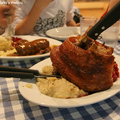 我在 King Ludwig's Restaurant 點的德國豬腳 (Schweinshax’n)《8/29/2009》