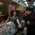 新黨主席郁慕明向響應「228捐血日」的青年朋友寒暄致意。