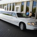 住在沙加緬度假日旅館，陸續見到好幾輛加長豪華轎車來到。070413