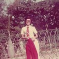 民國62年2月，台中公園。依舊是圓臉、雙下巴，骨瘦如材。中性打扮是我的習慣。