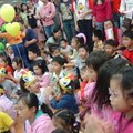 好友的幼兒園開幕當天.
與會的家長與小孩差點把幼兒園擠爆....
因為東森幼幼超人氣的偶像蒞臨現場