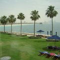 阿拉伯塔外就是優美的波斯灣,在躺椅上曬太陽看風景,真愜意