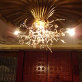 大廳主燈不用閃亮亮的水晶大吊燈，帶有Art nouveau融合東西方風格的精巧設計，浪漫的圖騰捲曲著，讓人想起偉大的裝飾藝術家－慕夏的新藝術。